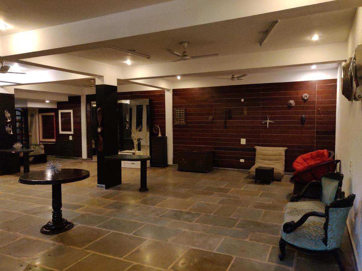 Aakritii Hotels 구르가온 외부 사진